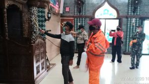 Disemprot Disinfektan Masjid Jami Nurul Istiqomah Semanan