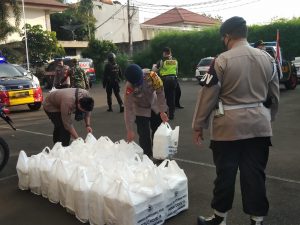 Bagikan Makanan Buka Puasa, TNI-Polri Bersinergi