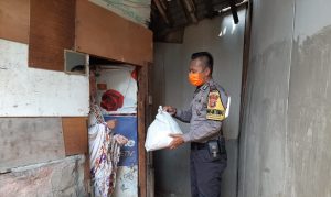 Binmas Srengseng Polsek Kembangan Distribusikan Sembako