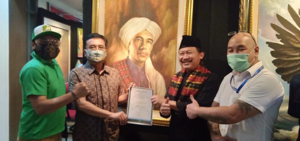 Bantu Penaganan Covid-19, Gus Nuh Hibahkan Lukisan Presiden Jokowi