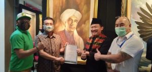 Bantu Penaganan Covid-19, Gus Nuh Hibahkan Lukisan Presiden Jokowi