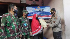 Alumni AKABRI Angkatan 89 Bersama Polres Metro Jakbar Berikan Bansos