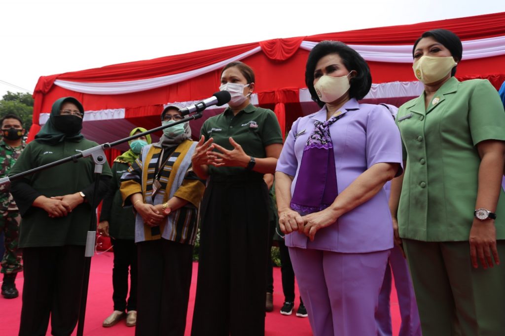Salurkan 3.490 Paket, DWP: Semoga Nambah Semangat Bagi Ibu-Ibu Istri TNI