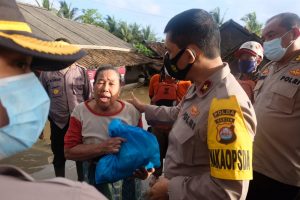 Sejumlah Desa Banjir di Pandeglang, Wakapolda Banten  Berikan Bantuan