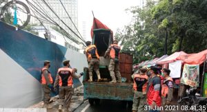 Aparat  Jakarta Pusat Tata PKM di Tanah Abang