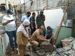 Lurah Meruya Utara  Letakkan Batu Pertama Bedah Rumah