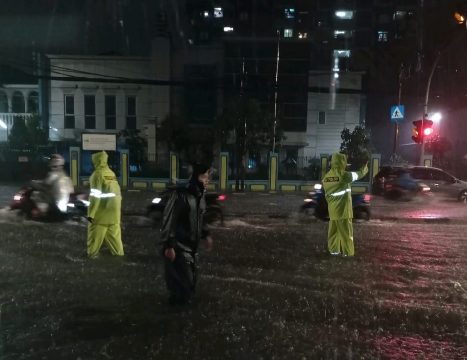 Hujan Lebat, Satpol PP Tanah Abang Turun ke Jalan Bantu Warga