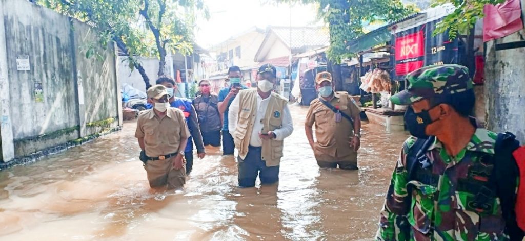 Wali Kota Jakbar dan Lurah Kembangan Utara ‘Terjang’ Banjir