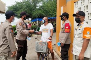“Jakarta Bermasker”,  Polres Kepulauan Seribu Bagikan  Masker ke Masyarakat