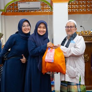 PStore Glow Berbagi 1.000 Paket Sembako bagi Warga Kampung Melayu
