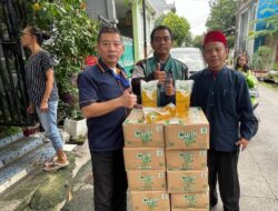 Disambut Gembira, Yayasan Mulus Abadi Indonesia Bagikan Sembako ke Warga Tak Mampu