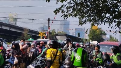 Padatnya, Depan Stasiun Grogol Jakarta  Bikin Tercengang